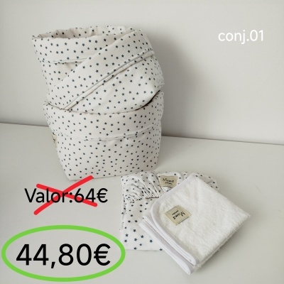 Conjunto de têxteis brancos com estrelas azuis para bebé, com toalha branca e etiquetas visíveis