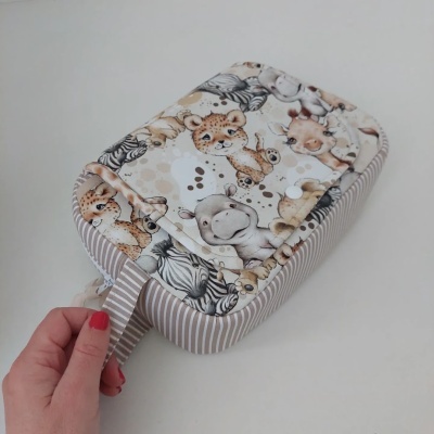 Bolsa tecido padrão animais bebé bege e branco com alça listrada e fecho de correr