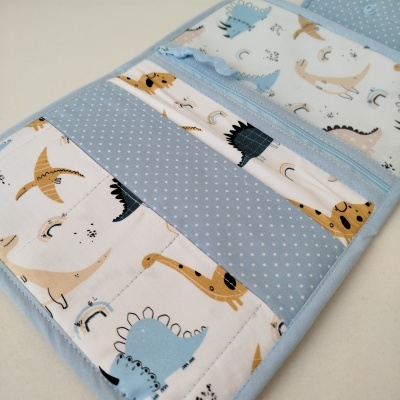 Estojo em tecido com padrão de dinossauros e fecho azul