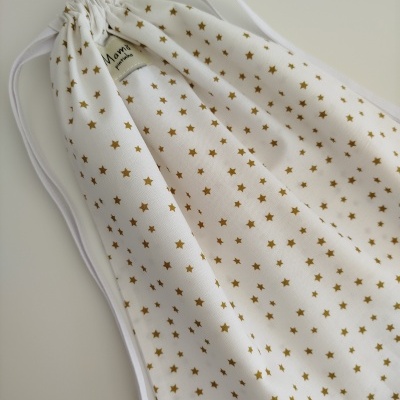 Saco de pano branco com estrelas douradas e cordão branco