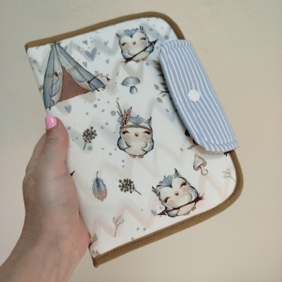 Estojou de tecido com padrão de raposas e aba às riscas azul e branca com botão