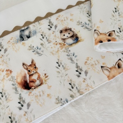 Tecido branco com estampado de animais da floresta e padrão floral suave