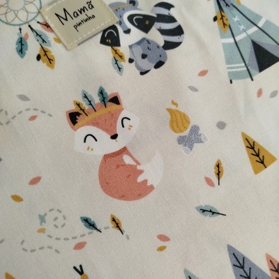 Tecido branco com padrão de raposa rosa, guaxinim cinzento, tendas índias e folhas coloridas.