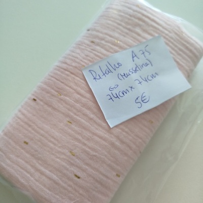 tecido rosado com pontos dourados embalado em plástico com etiqueta manuscrita