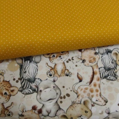 Tecido amarelo com pontos brancos e tecido bege com ilustrações de animais bebés.