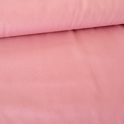 Tecido cor-de-rosa dobrado com textura suave