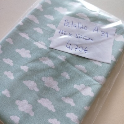 Retalho de tecido azul claro com padrão de nuvens brancas embalado