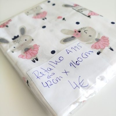 tecido branco com coelhos e bolinhas e etiqueta com medidas e preço