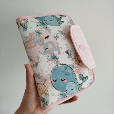 Carteira de tecido com padrão de animais marinhos e fecho rosa claro