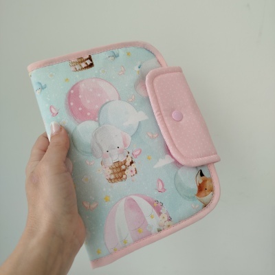 Carteira ou porta-documentos infantil azul claro e rosa com desenhos de balões e animais