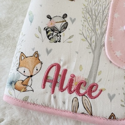 Tecido para bebé com bordado ALICE e desenhos de animais e flores