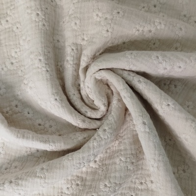 tecido algodão cru com bordado flores pequenas