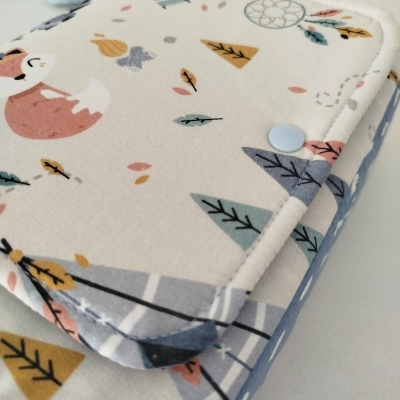 Cobertores de tecido com padrão infantil colorido e botão azul