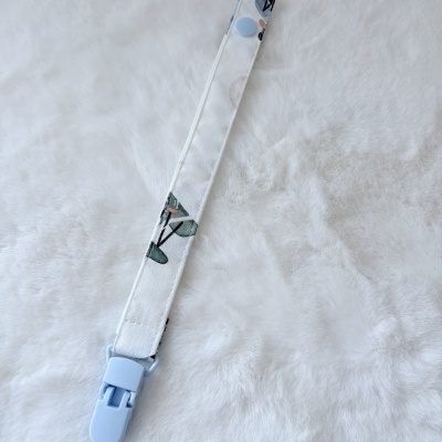 Fita de tecido branco floral com botão e clip azul claro