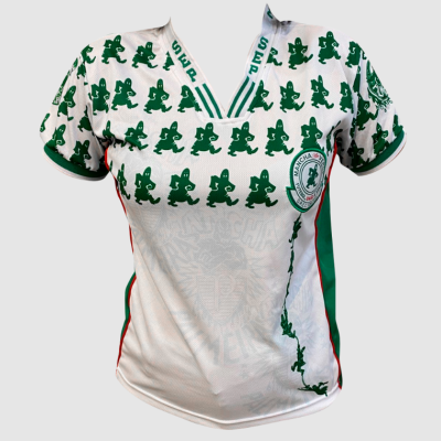 T-shirt desportiva branca com mascotes verdes e logótipo no peito