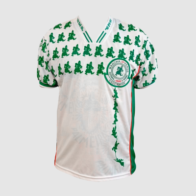 Camisola de futebol branca com estampado verde e emblema MANCHA VERDE