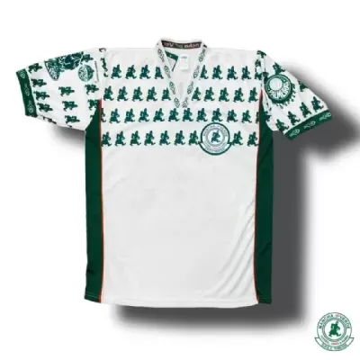 Camisola de futebol branca e verde com padrões e logótipos de Palmeiras
