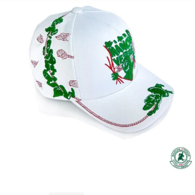 Boné branco com bordados verdes e vermelhos e texto Mancha Verde