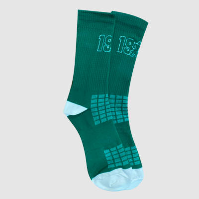 Meias verdes com ponta branca e padrão quadriculado azul claro