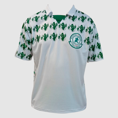 Camisola branca com padrão verde de jogador de râguebi e logótipo no peito