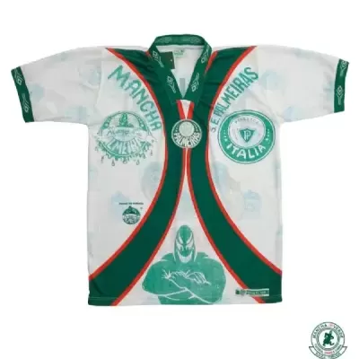 Camisola branca com padrões verdes e vermelhos e emblemas do Palmeiras