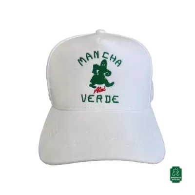 Boné branco com bordado verde e vermelho, texto Mancha Verde e selo Produto Oficial