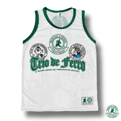 Camisola branca com bordas verdes e estampas de emblemas e texto Trio de Ferro