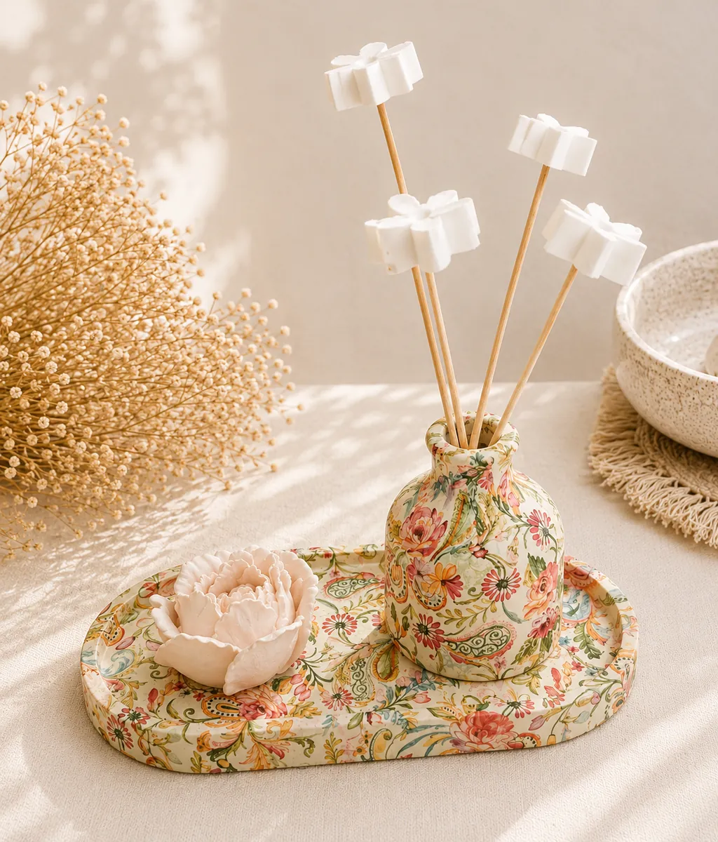 Conjunto decorativo floral com jarra, varetas e vela em forma de flor