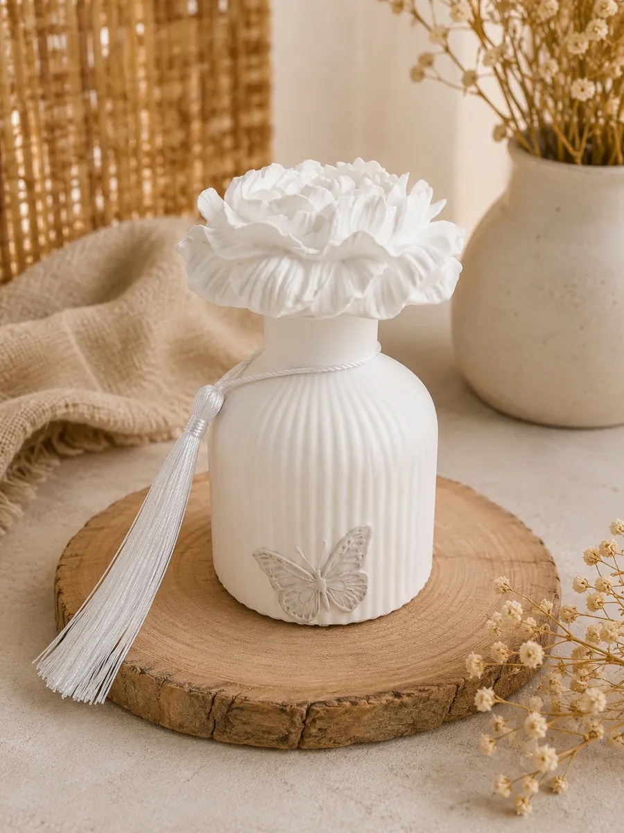 Frasco decorativo branco com tampa em forma de flor e base de madeira