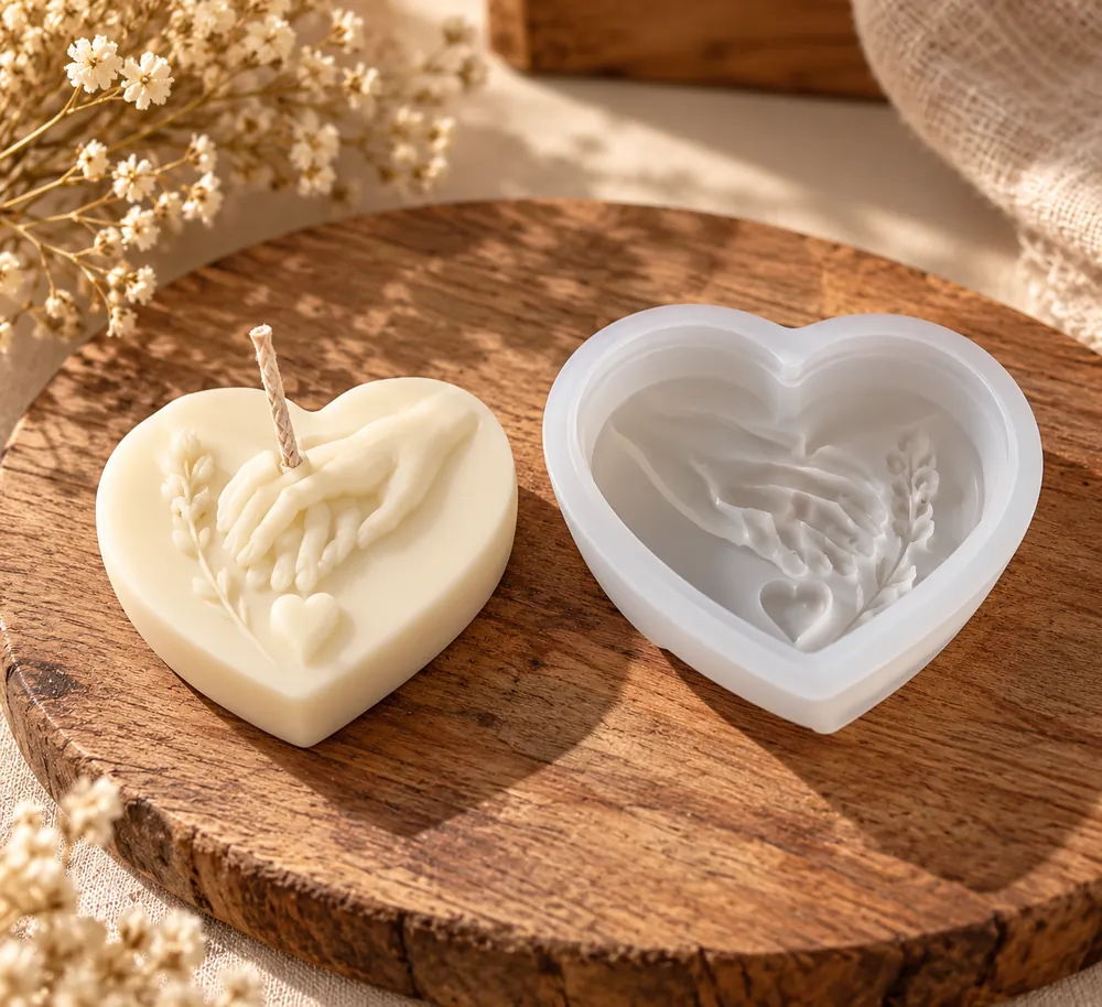 Vela creme em forma de coração com molde de silicone branco e desenho em relevo de mãos entrelaçadas