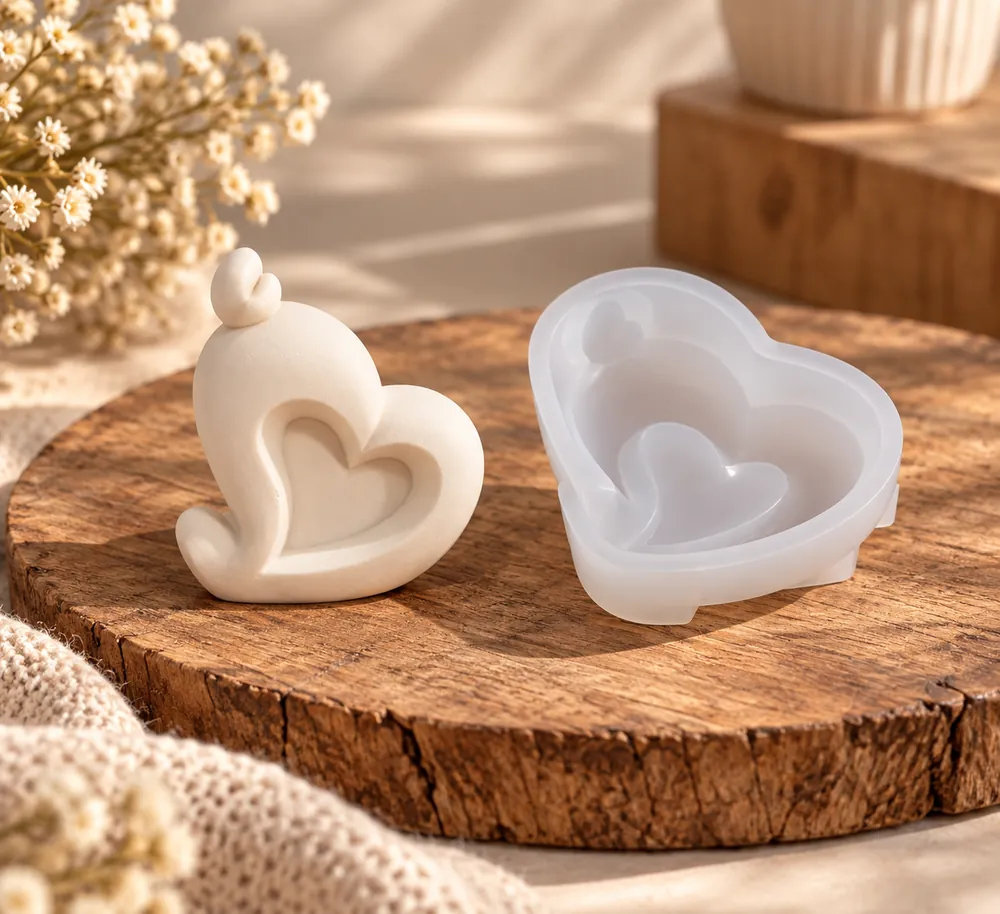 Forma de silicone branca e escultura em forma de coração sobre base de madeira