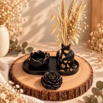 Conjunto decorativo com vaso, tigela, bandeja preta e base de madeira com flores secas