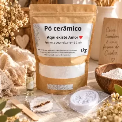 Pacote de pó cerâmico em saco kraft com etiqueta branca rodeado por moldes, frascos e flores secas