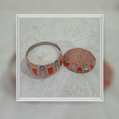 Vela perfumada em recipiente colorido com tampa decorada e toalha branca bordada