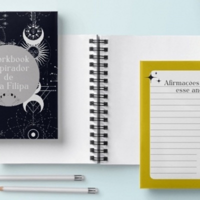 Três cadernos espirais com textos e padrões, dois lápis e prato bege ao fundo.