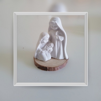 Estátua decorativa branca da Sagrada Família em base de madeira