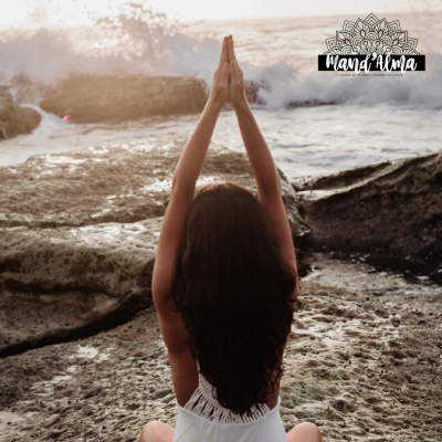 A Arte de Confiar no Caminho Mulher fazendo yoga nas rochas à beira do mar ao pôr do sol