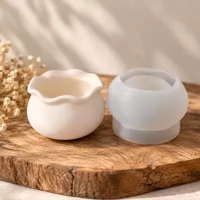 Dois recipientes pequenos em branco e translúcido sobre base de madeira com planta seca