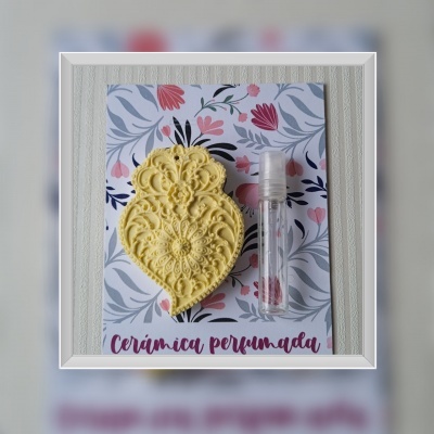 Produto de cerâmica perfumada com frasco pequeno sobre cartão floral