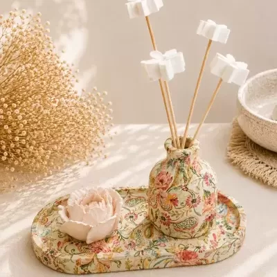 Conjunto decorativo floral com jarra, varetas e vela em forma de flor