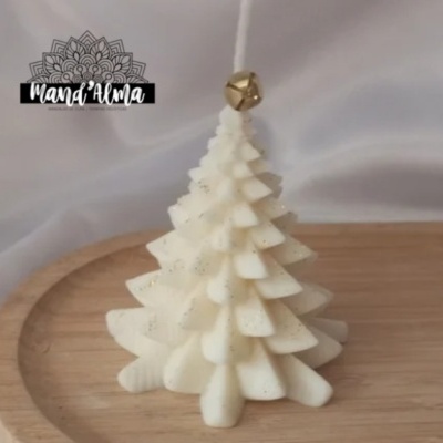 Vela árvore de Natal branca com glitter dourado e sino topo em superfície de madeira