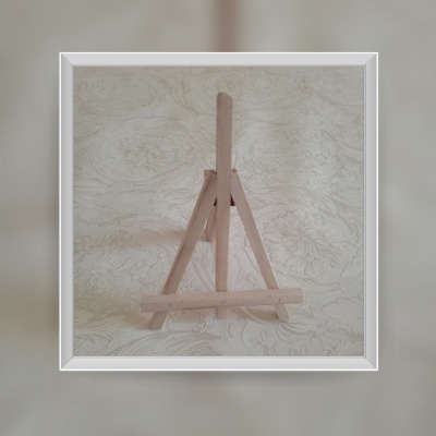 Mini cavalete de madeira natural com fundo floral claro