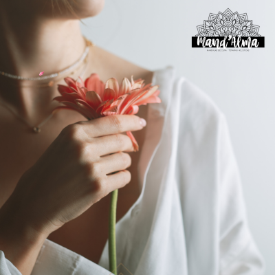 Honra a tua Essência Feminina, cuidando de ti mesma Pessoa segurando flor cor-de-rosa vestindo camisa branca e colar dourado