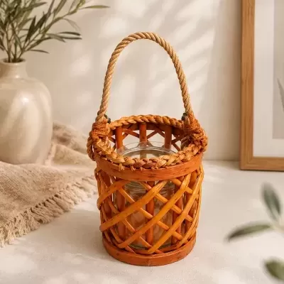 Lanterna decorativa de vime com interior em vidro