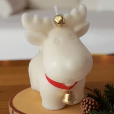 Vela em forma de rena branca com sinetas douradas e base redonda de madeira