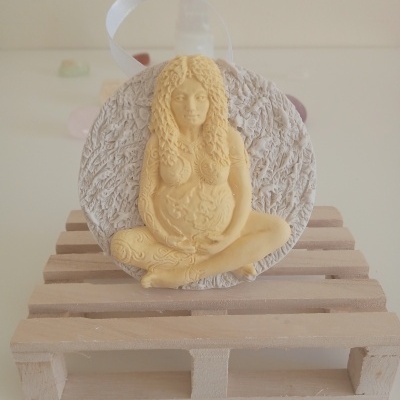 Ornamento decorativo redondo com figura feminina sentada em relevo