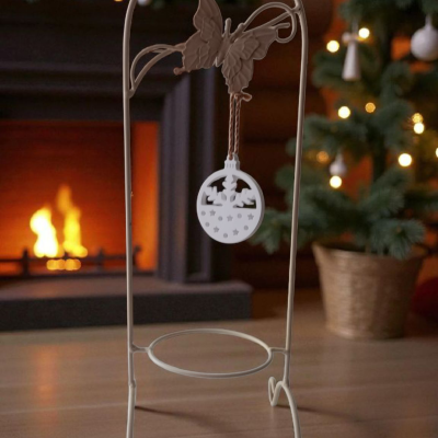 Suporte metálico branco com decoração de borboleta e enfeite natalício pendurado
