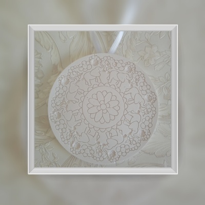 Prato decorativo com elefantes e flores em relevo, branco sobre fundo tecido branco