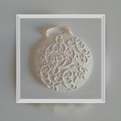 Medalha cerâmica branca decorativa redonda com fita