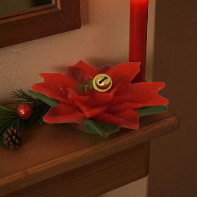 Arranjo decorativo de Natal com vela vermelha e flor em cera sobre superfície de madeira